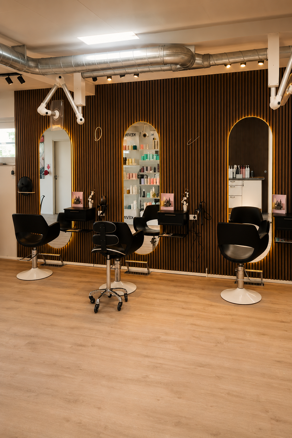 Salon Nordisk interiør med brun træpanel og frisørstole